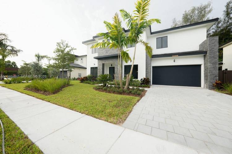 Discover this brand new construction property at THE OAKS I OF DAVIE, Community of 12 singles families homes 2 car garage, enjoy an open layout w ample natural light, sophisticated ...