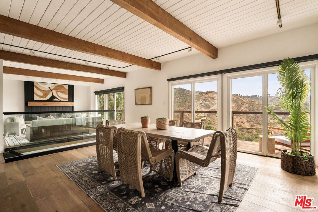 2832   Hollyridge Dr 4BR Hollywood Hills East La