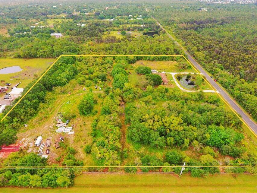 PERFECT PROPERTY FOR OUTDOOR ENTERTAINMENT OR INVESTOR DEVELOPMENT !