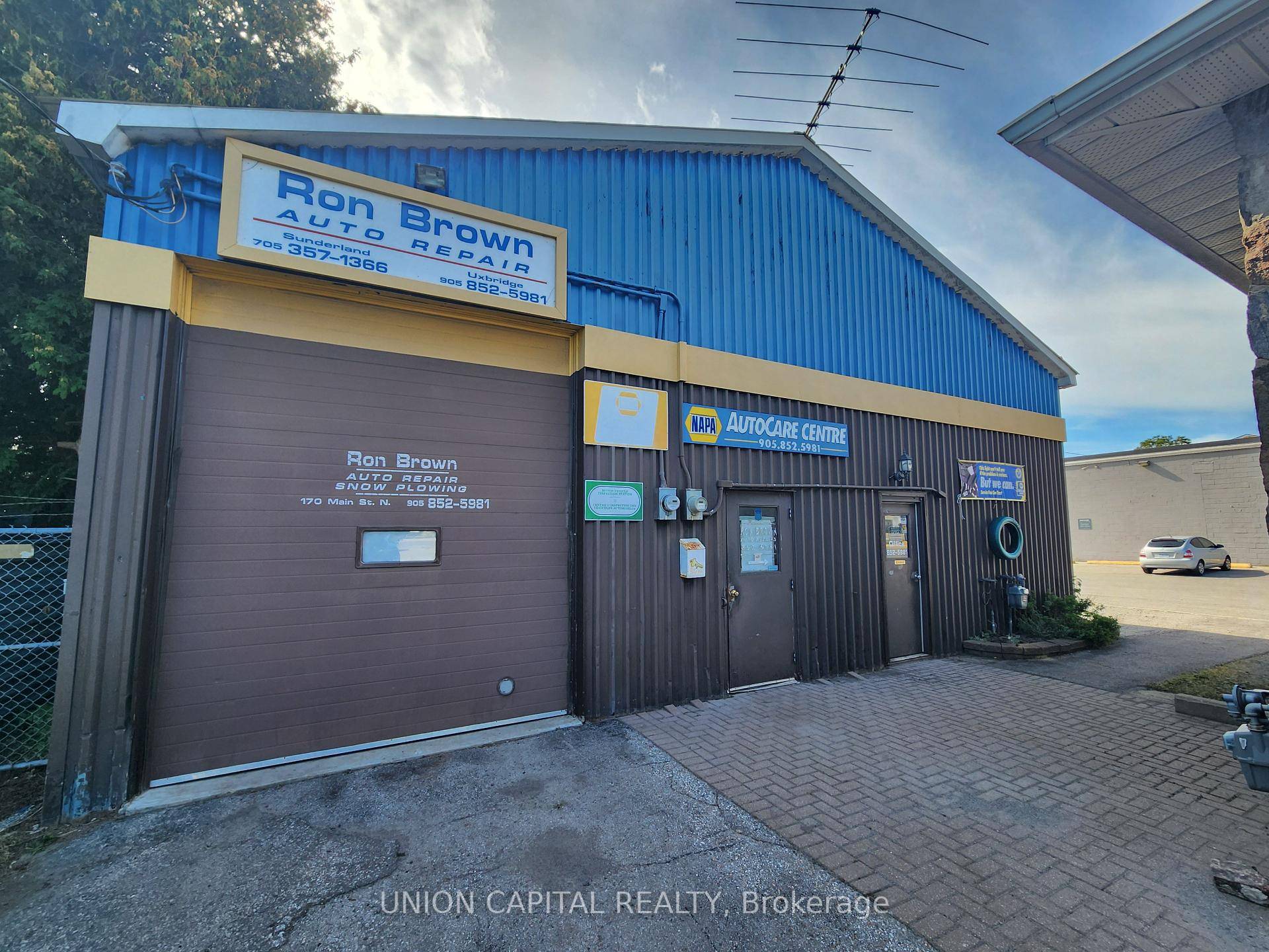 Rare Commercial Lease In The Heart Of Uxbridge !