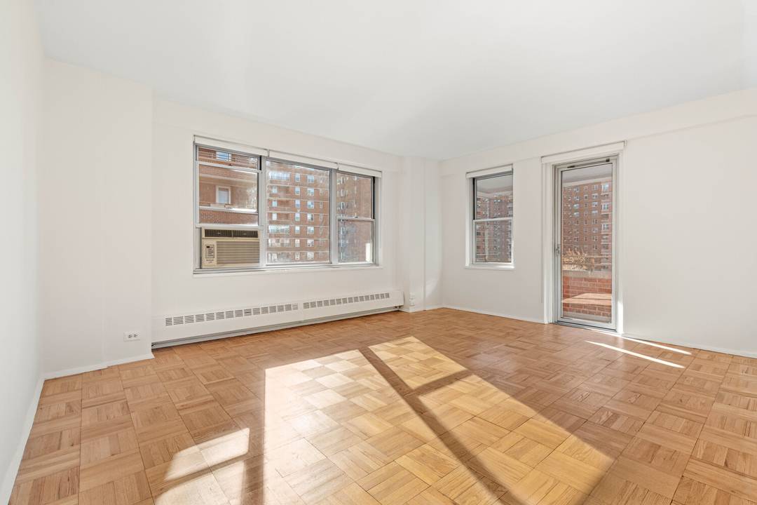 High floor two bed, one bath, with balcony amp ; views of downtown Manhattan, including One World Trade Center, the Woolworth Building, and the East River, L 902 offers a ...