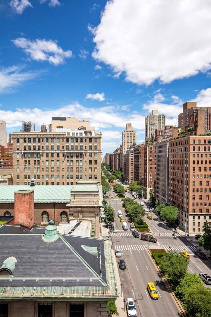 Wrapping two corners of one of Park Avenue's most distinguished prewar cooperatives, Apartment 10N is a beautifully proportioned classic residence offering grand entertaining spaces and abundant natural light through sweeping ...