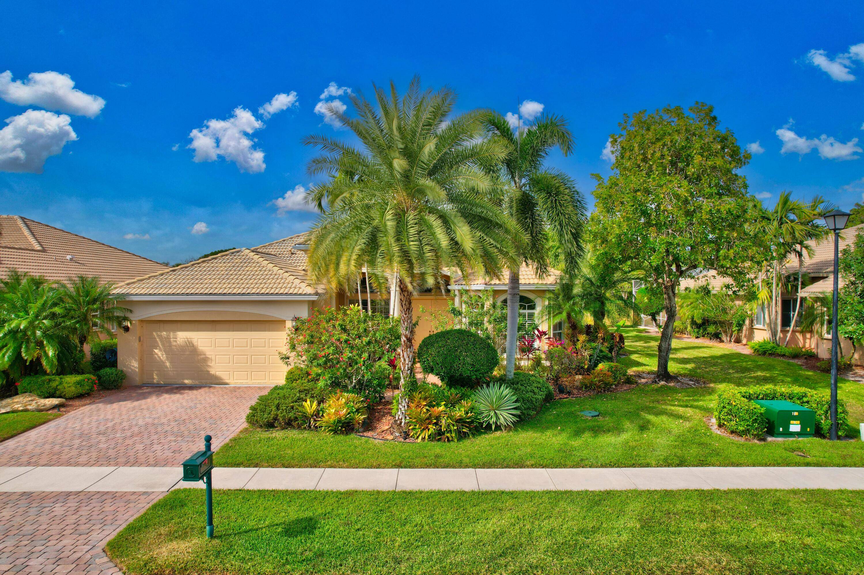 AMAZING THREE WAY SPLIT DESIRABLE RIVIERA MODEL READY FOR YOU TO MOVE IN !