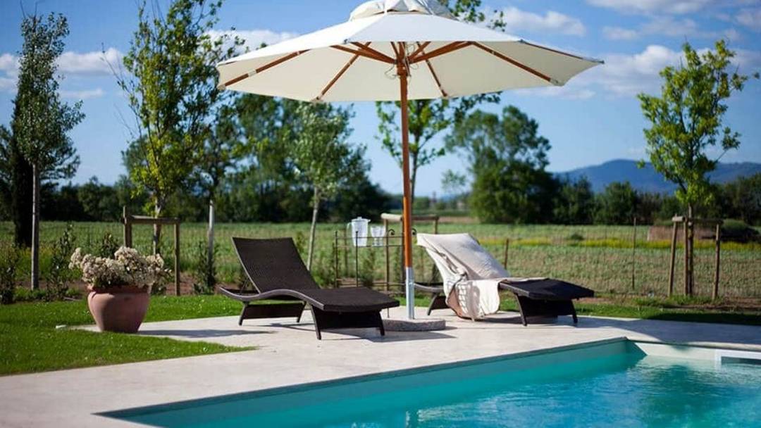 Elegant country house with a panoramic turret, swimming pool, private garden and views of the Tuscan countryside, just a few minutes from Cortona.