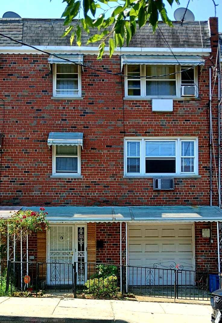 Beautiful Brick Duplex conveniently located close to Bus Stop, Train, Supermarket and much more.