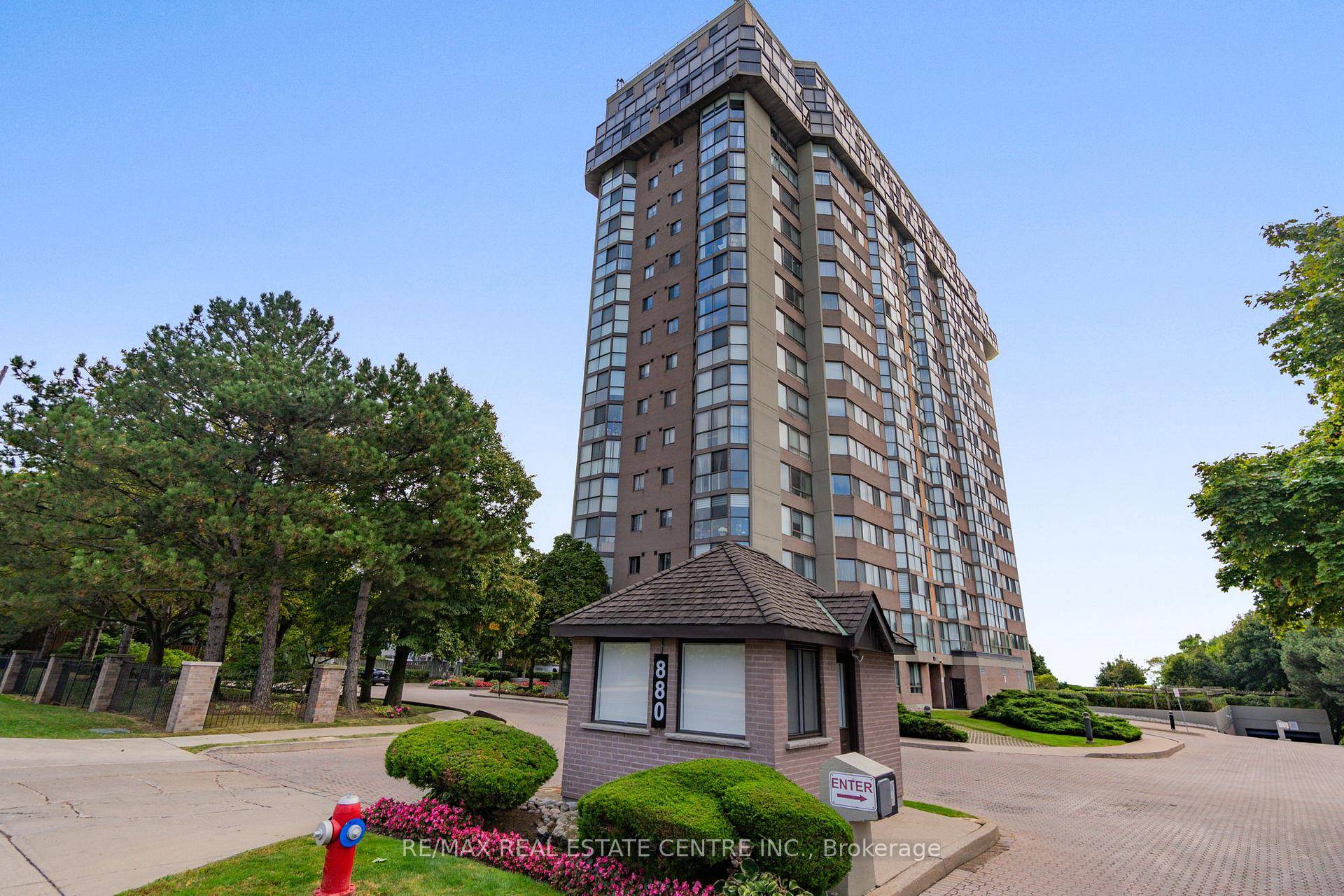 Welcome to this stylish and well maintained 2 bedroom, 2 bathroom condo offering the perfect blend of comfort, convenience, and contemporary living.