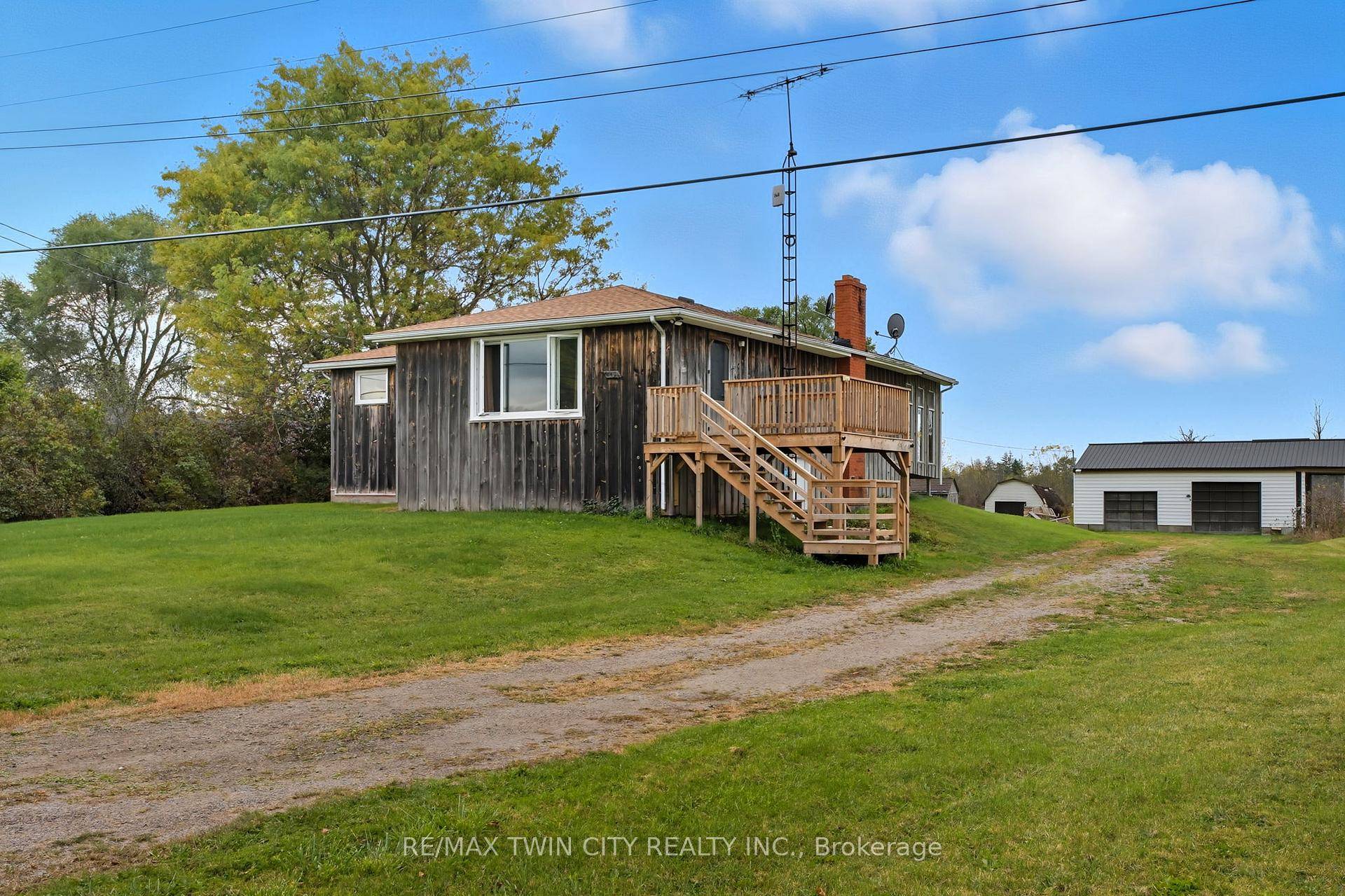 Nestled just outside of Cambridge in the desirable Flamborough area, this 0.