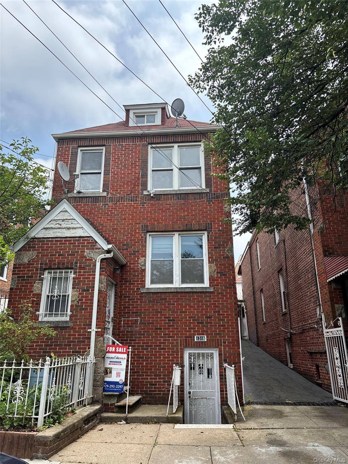Now selling vacant and ready for its next chapter, this 2 family home is the perfect opportunity for buyers with vision.