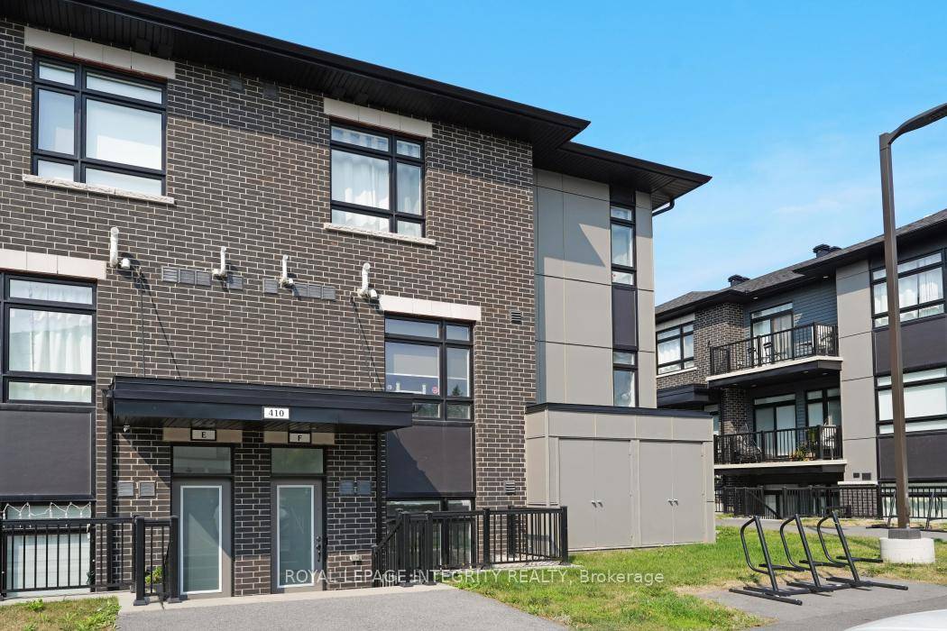 Fabulous 2 bedroom, 2 bathroom unit awaits you.