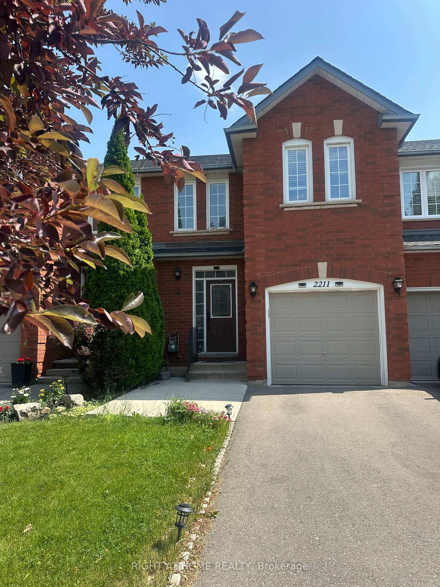 Beautiful 2 Story Townhouse for Rent in Prestigious Westoak Trails, Oakville.