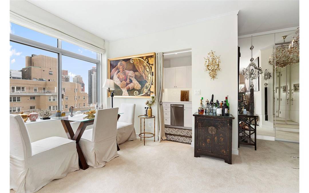 Gorgeous 18th Floor Corner Residence with Stunning City Views Perched high on the 18th floor, this pristine corner alcove studio easily convertible 1 bed condominium offers breathtaking city views and ...