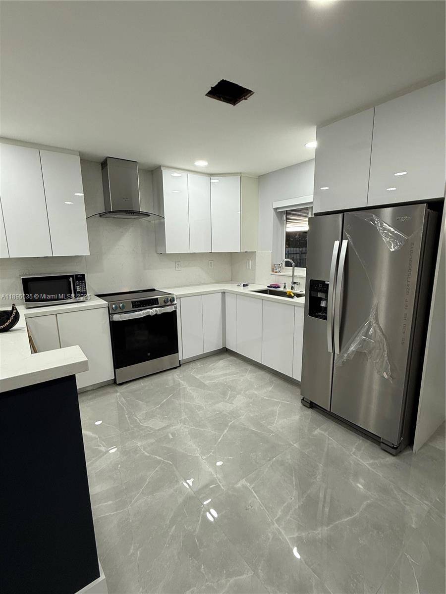 Completely remodeled property with a covered terrace and extra kitchen for parties and family fun, close to schools, supermarkets, and banks, just three minutes from Palmetto 826.