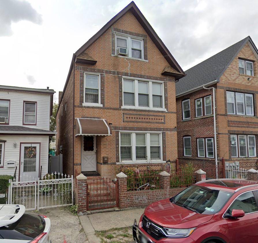 Close to Hillside Avenue, this 1200sqft unit features 2 half baths, 2 separate entrances.