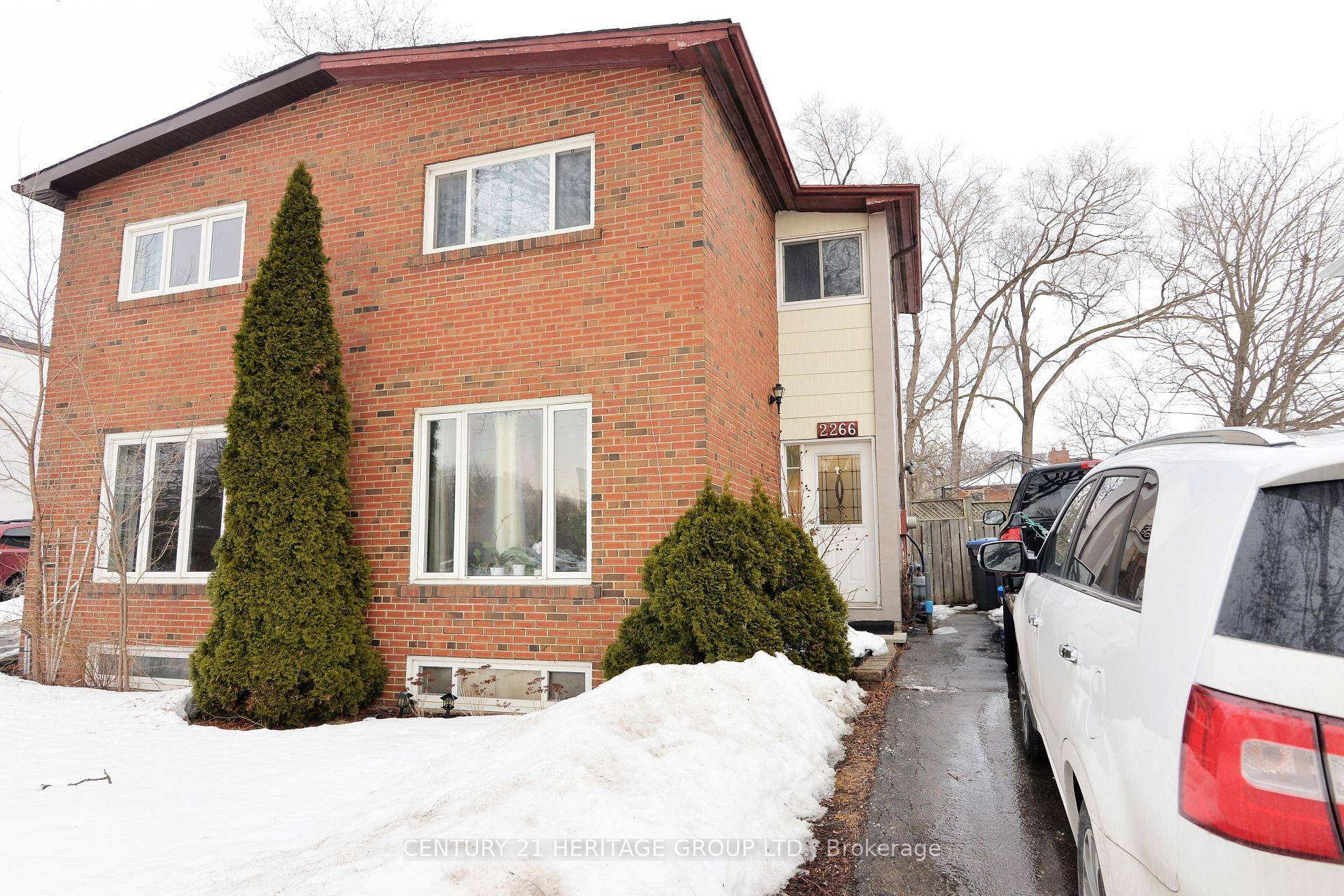 Discover this beautifully maintained 3 bedroom, 2 bathroom semi detached home, perfectly situated in the serene and sought after Clarkson neighborhood.
