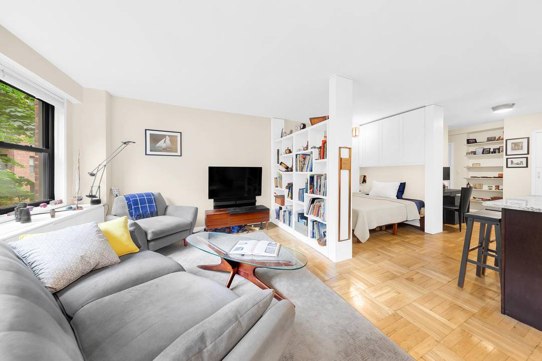 Bright amp ; Spacious Alcove Studio in Prime Midtown East Here's your chance to own this inviting alcove studio in a full service, pet friendly building in the heart of ...
