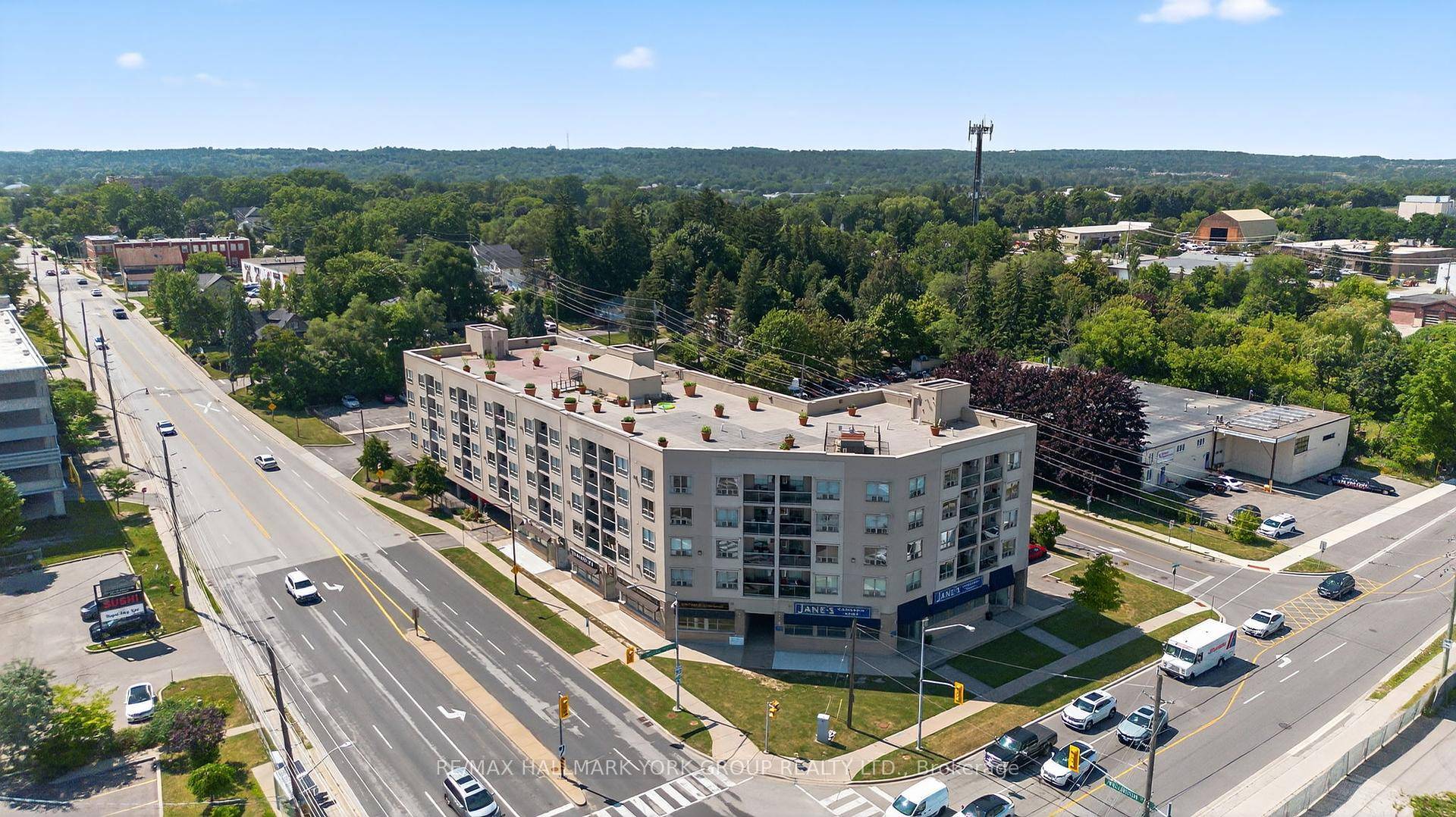 Sparkling 2 Bed, 2 Bath condominium in the heart of Aurora Village !