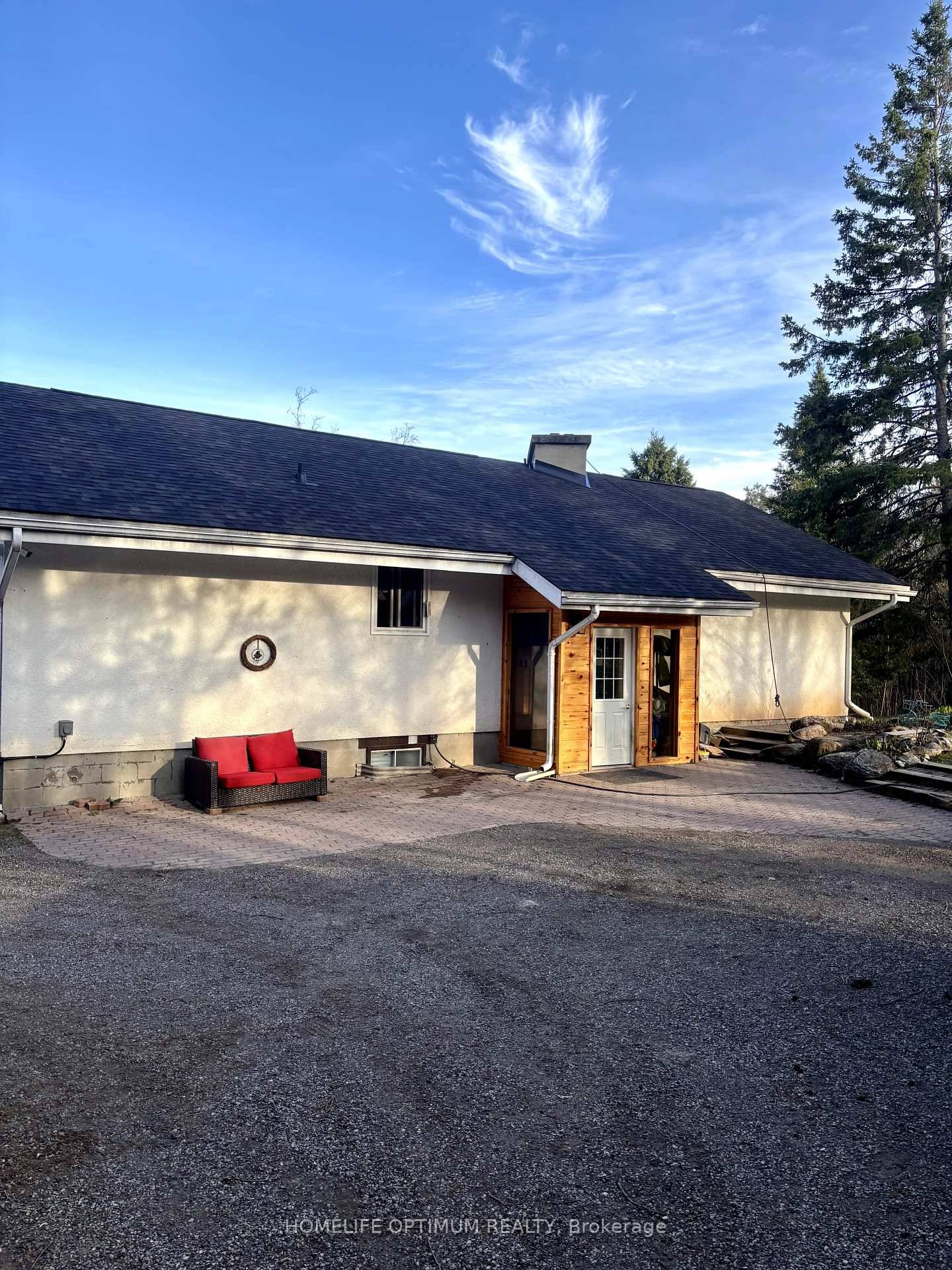 Perfect location 5 minutes from Hwy 400, but without the noise ; set on a quiet country road, yet within 30 minutes to all conveniences of both Orillia and Barrie ...