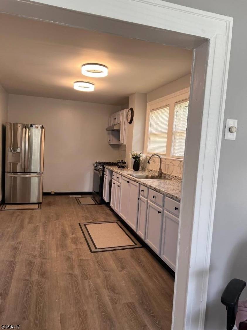 Spacious one family in great condition, level 1 features a huge living room with a gas fireplace, gorgeous half bath, formal dining room, beautiful eat in kitchen with stainless appliances, ...