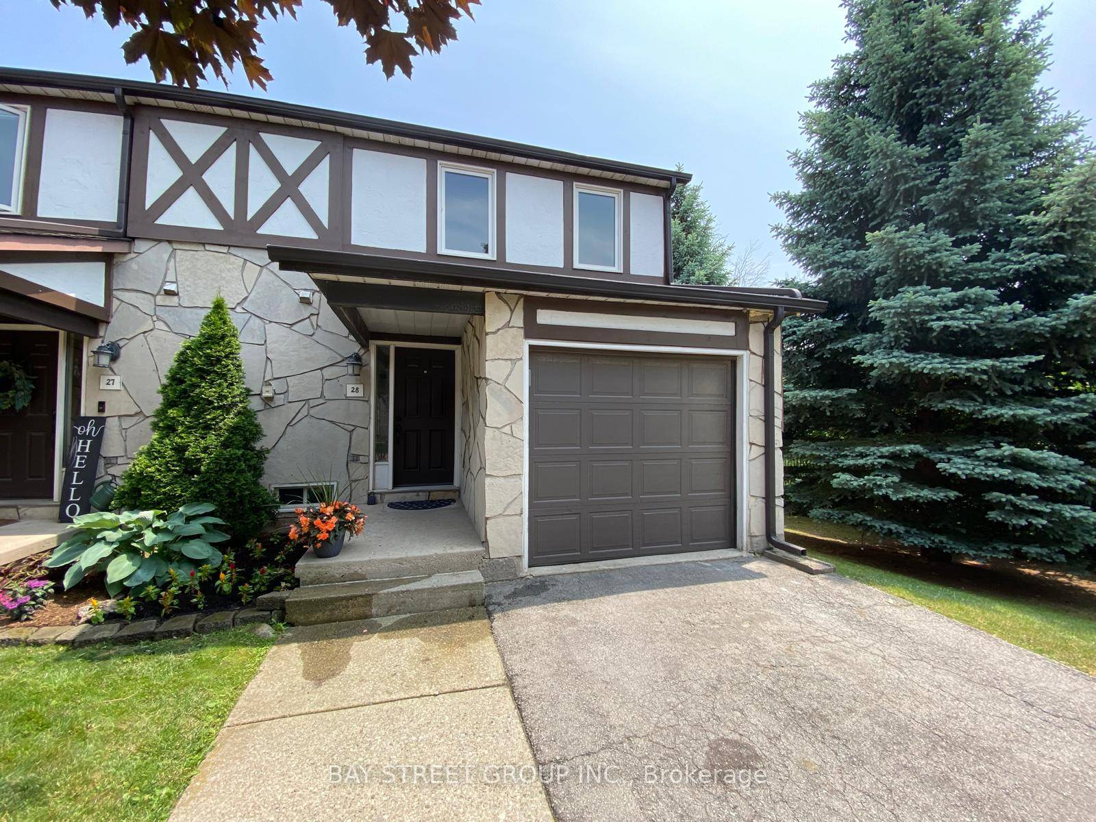 Rare Opportunity ! ! ! Quiet End Unit Townhouse !