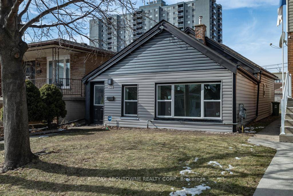 Attention home buyers Gorgeous fully renovated Bungalow home in central Hamilton close to Downtown area with a deep lot 25X121 feet, home features 3 bedrooms, large living room, open concept ...