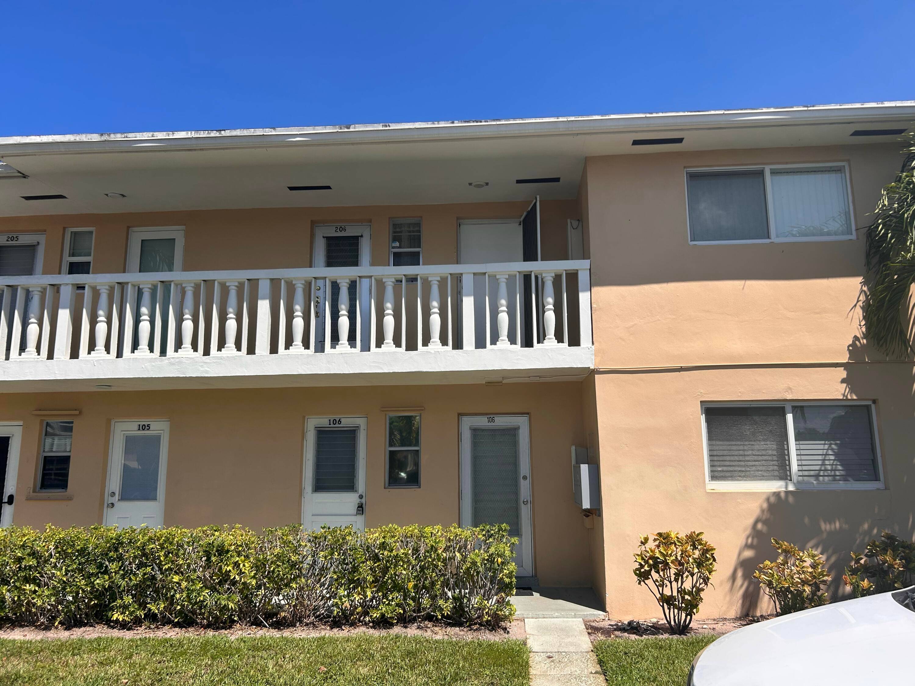 Welcome to this spacious 2 bedroom, 2 bath condo in the heart of Boynton Beach !
