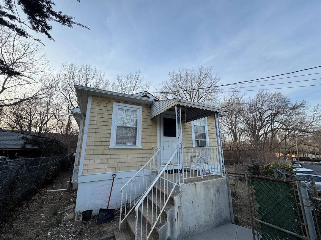 Welcome to this charming home located in the sought after Pelham Gardens section of the Bronx.