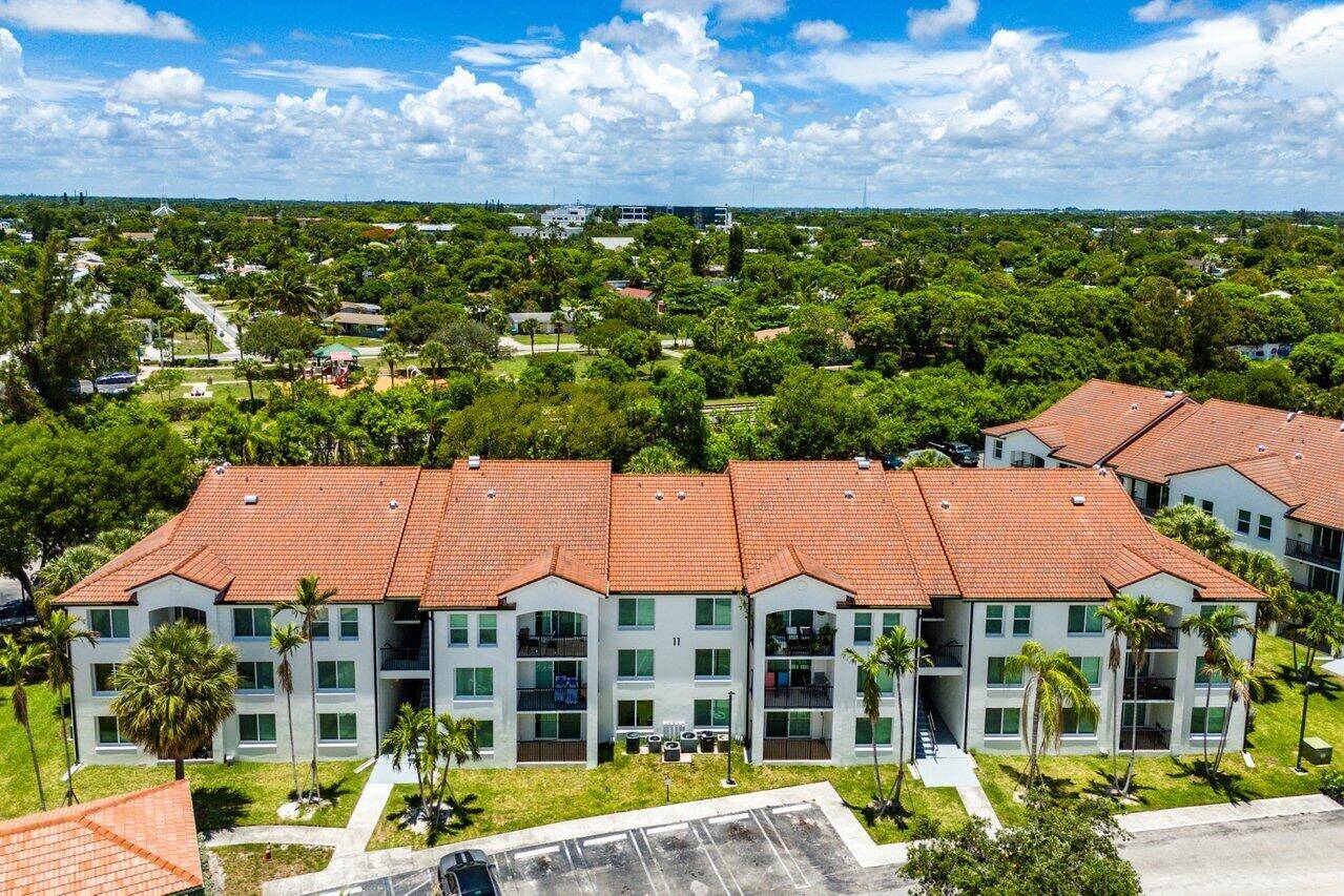 Beautiful, remodeled 3 bedroom, 2 bath unit in the gated, luxury community of Mirabella.