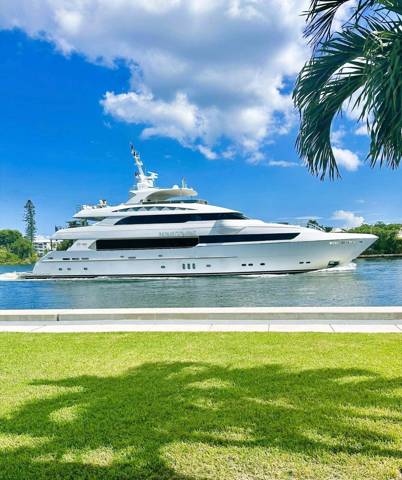 Live Your Florida Dream in the Stunning Colonial Club !