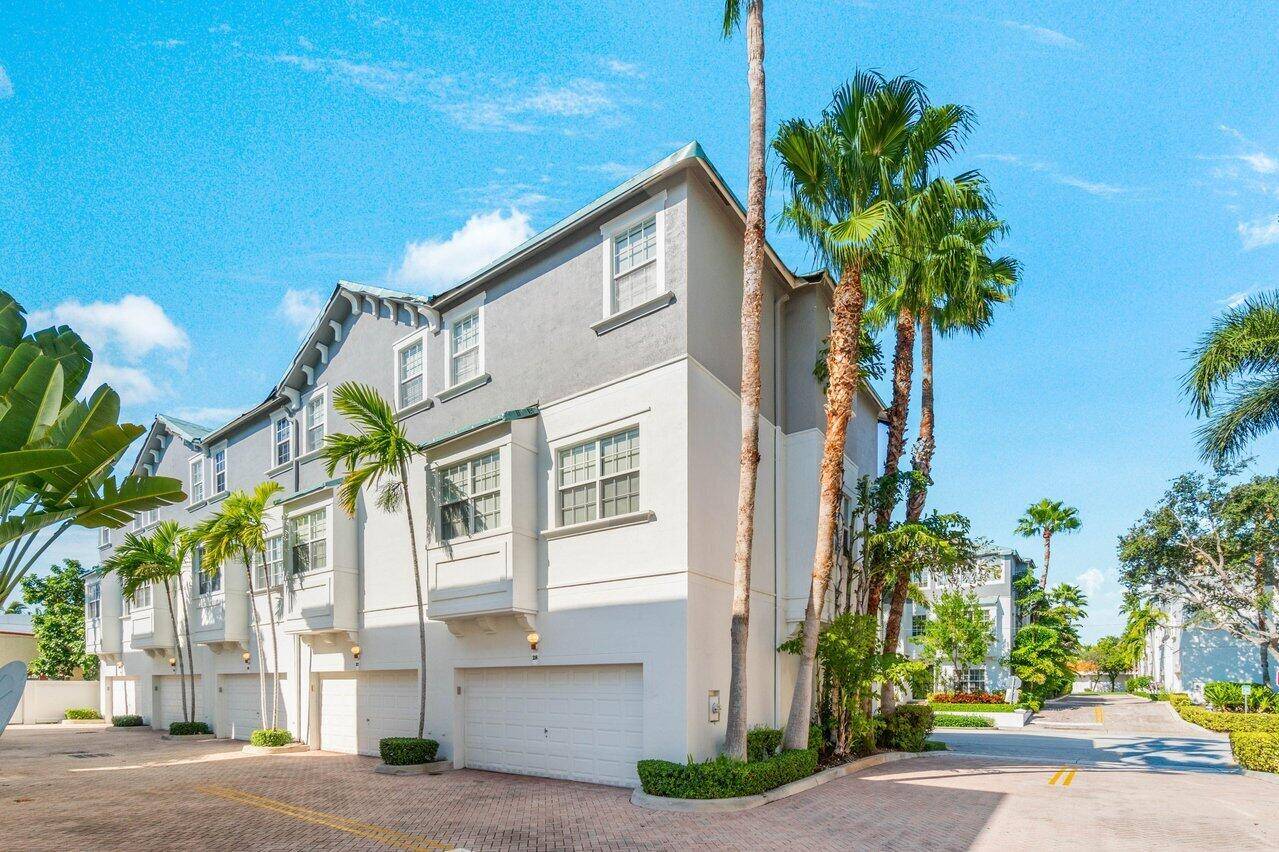 Located in the heart of downtown Delray !
