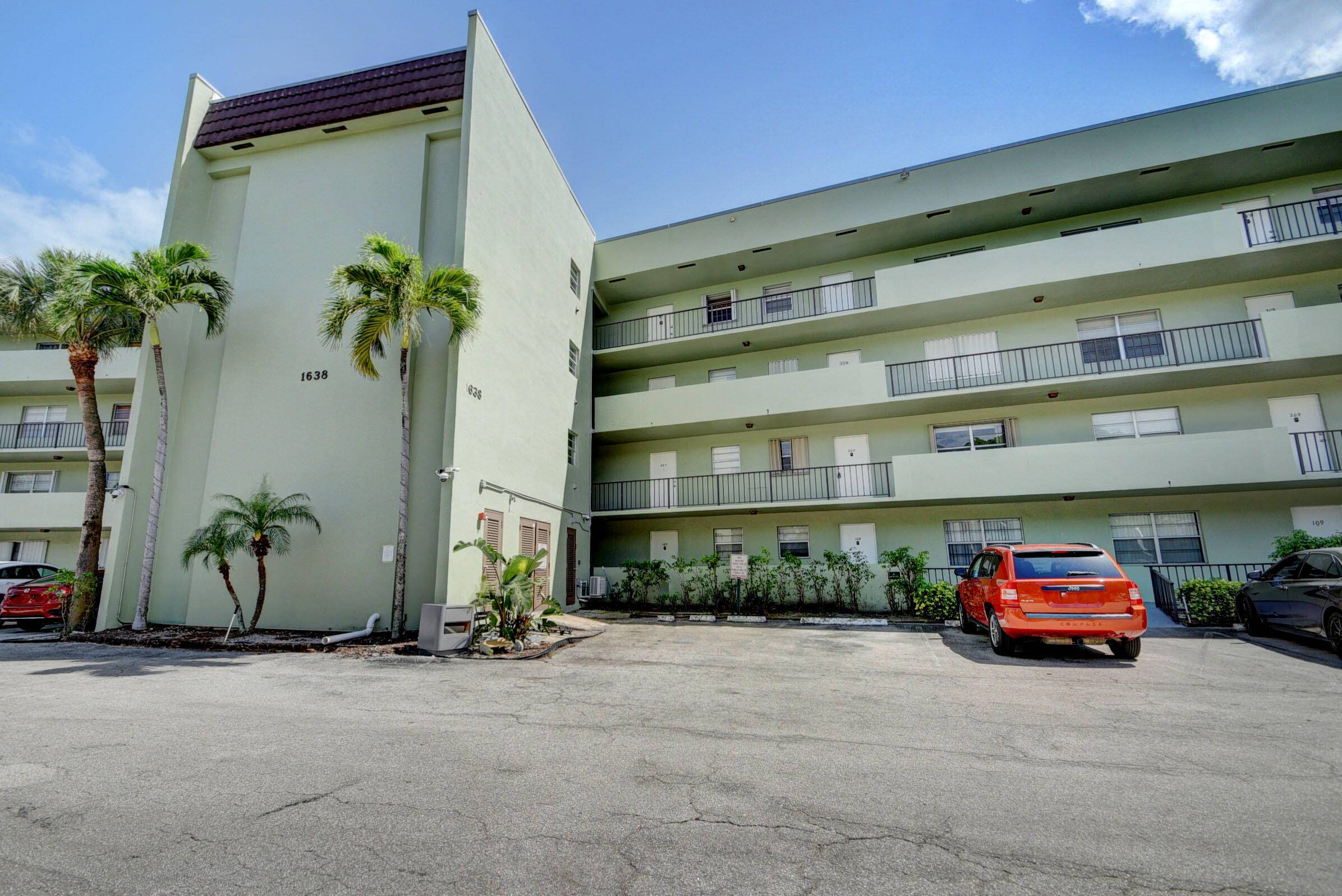 Beautiful and bright 2 bedroom, 2 bath condo located in Jamestown Condominium, West Palm Beach.
