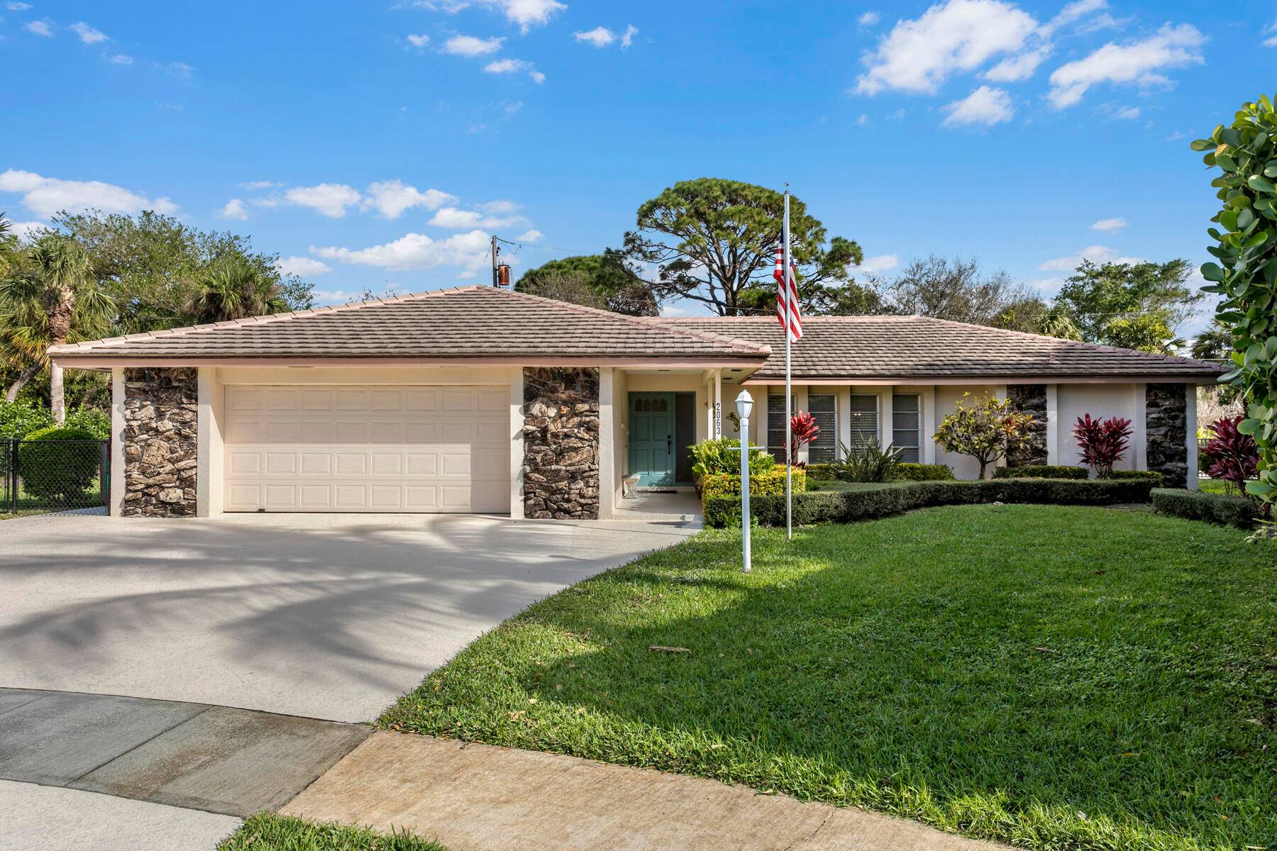 Welcome to a delightful gem nestled in the desirable Juno Isles community.