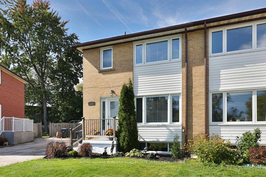 Tucked away on a quiet court in the highly desirable Clarkson community, this welcoming 2 storey semi detached home is a wonderful fit for growing families seeking both comfort and ...