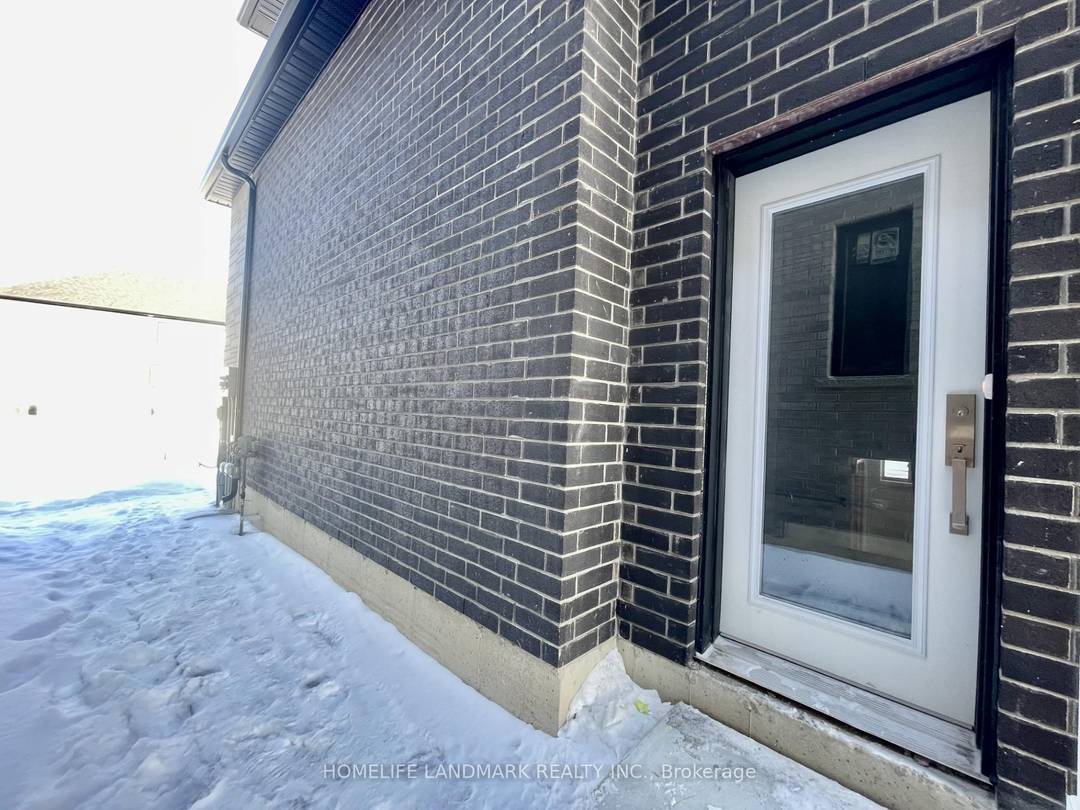 New legal duplex bright basement unit for lease !