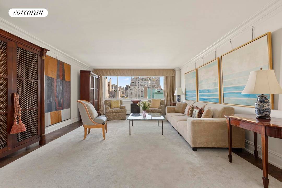 Just off Fifth Avenue perched high above the Frick Collection, this spacious beautifully proportioned 3 bedroom, 4.