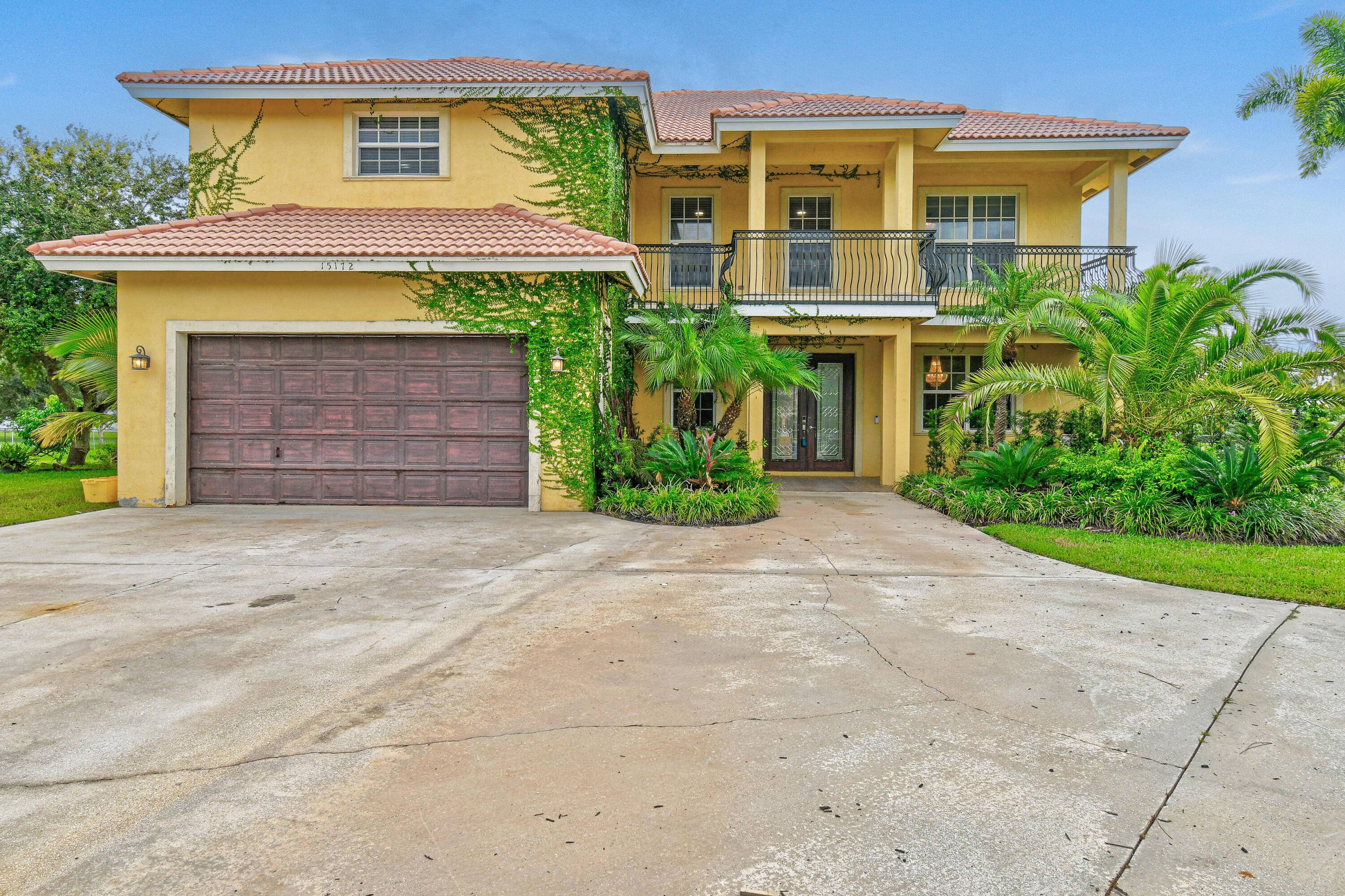 Elegant, Renovated 6BR 3BA home offers space, style comfort !