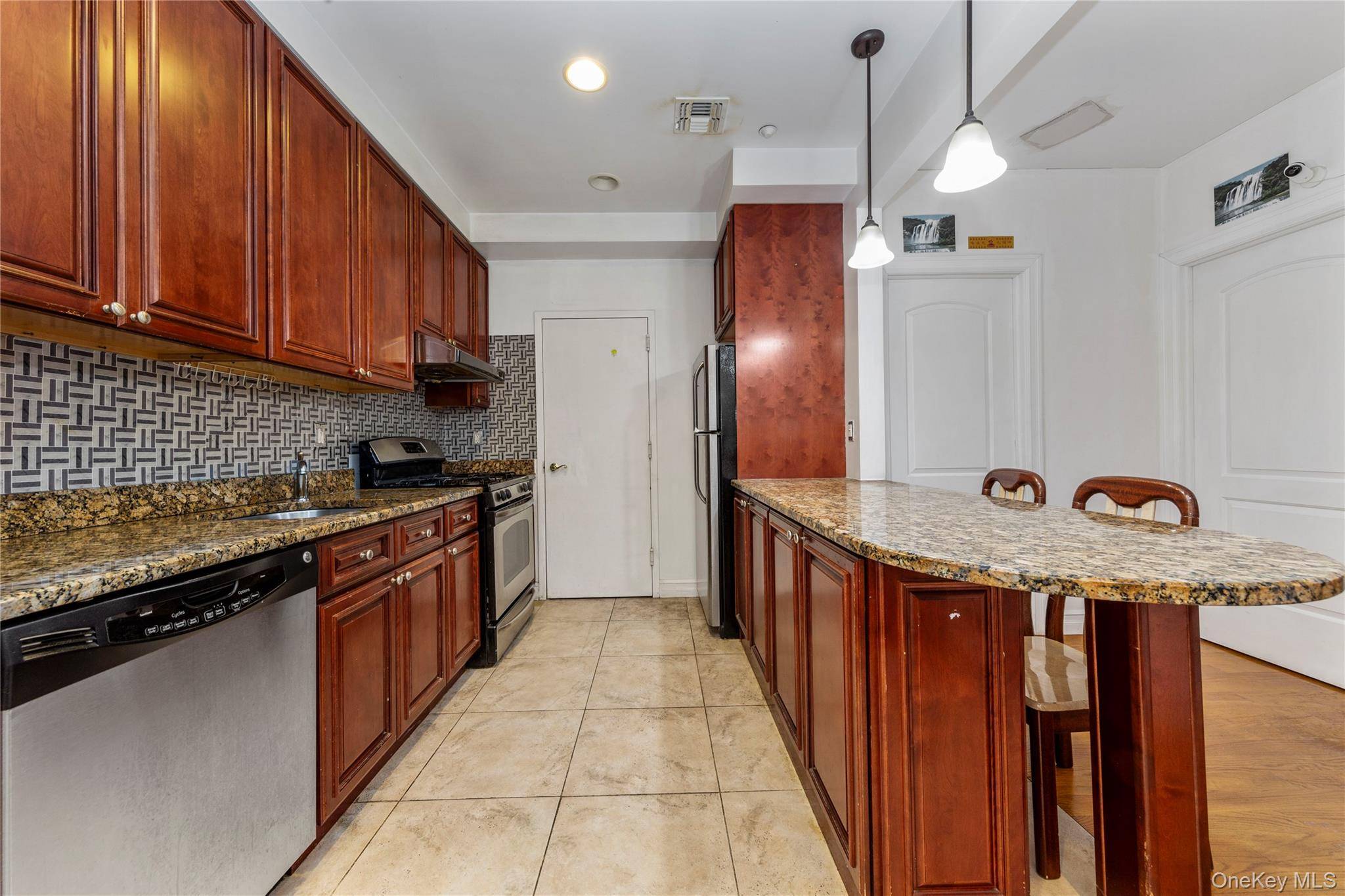 Beautiful good condition condo unit at younger elevator building.