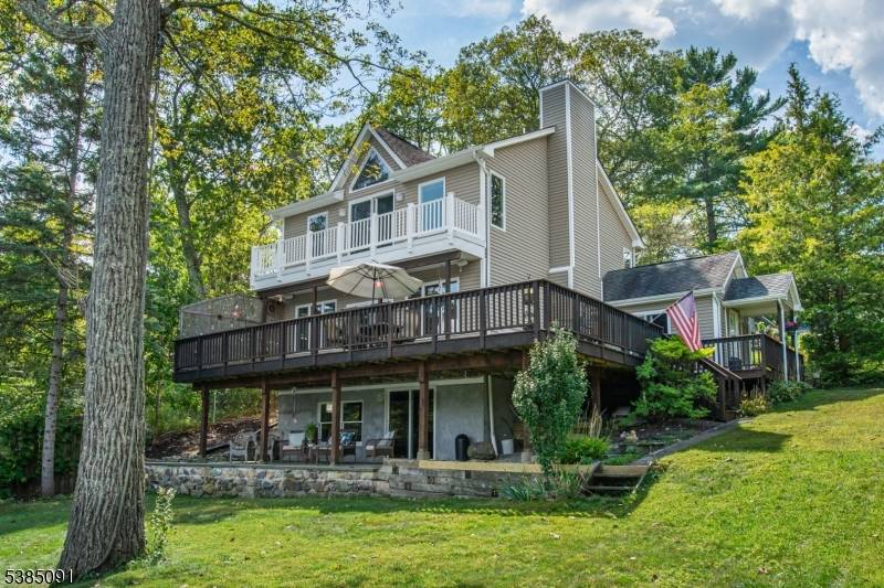 Embrace the tranquillity of this wonderful lakefront home, your own private retreat after a long day.