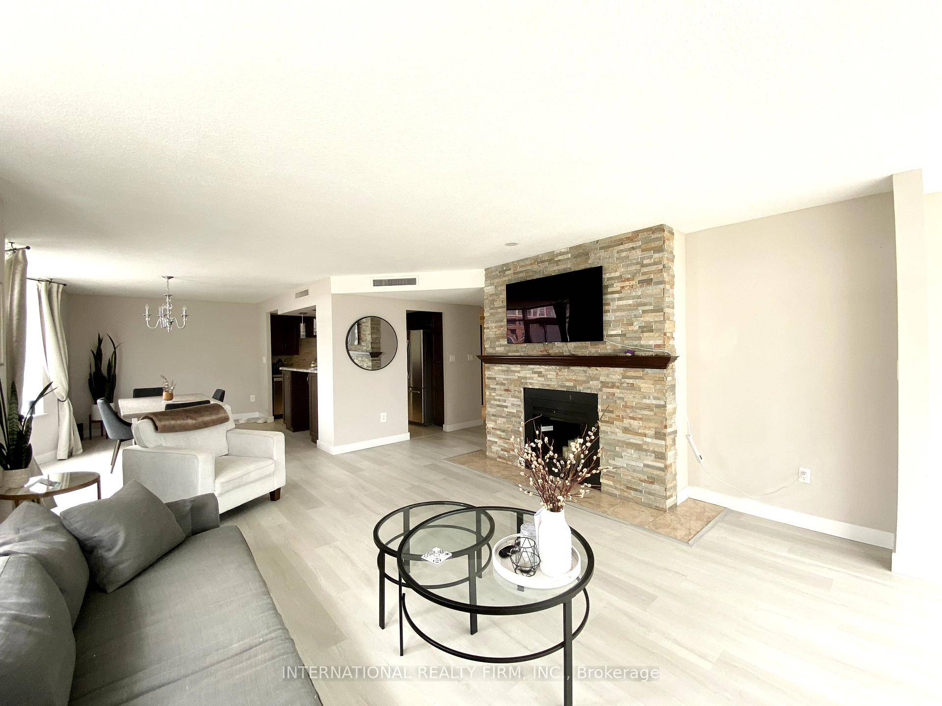 Historic St. Lawrence Market Neighborhood Welcome to New Town of York gt ; gt ; Functional spacious 1600Sf, 2 Large Bedrooms Original layout 2 1 Incl.