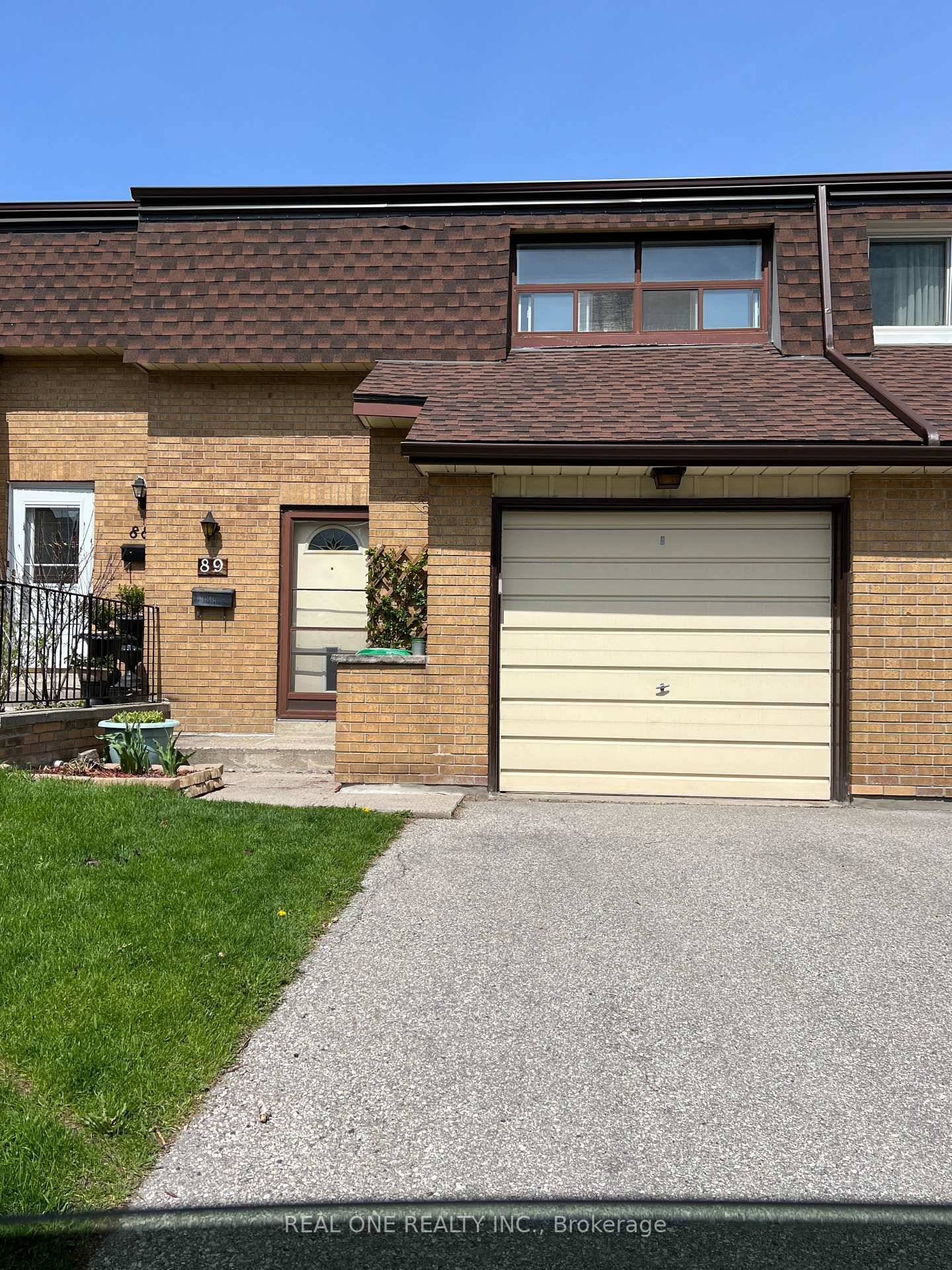 Charming Bright amp ; Spacious 3 Bed Condo Townhouse In Family Friendly Complex.