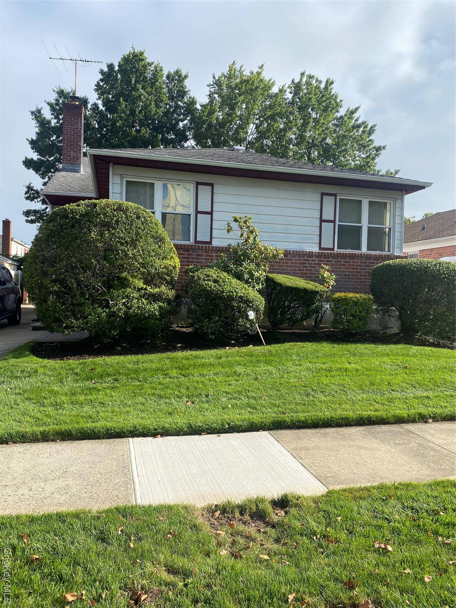Excellent Location this 4 bedroom 3 full bath Parker Split is clean and bright.