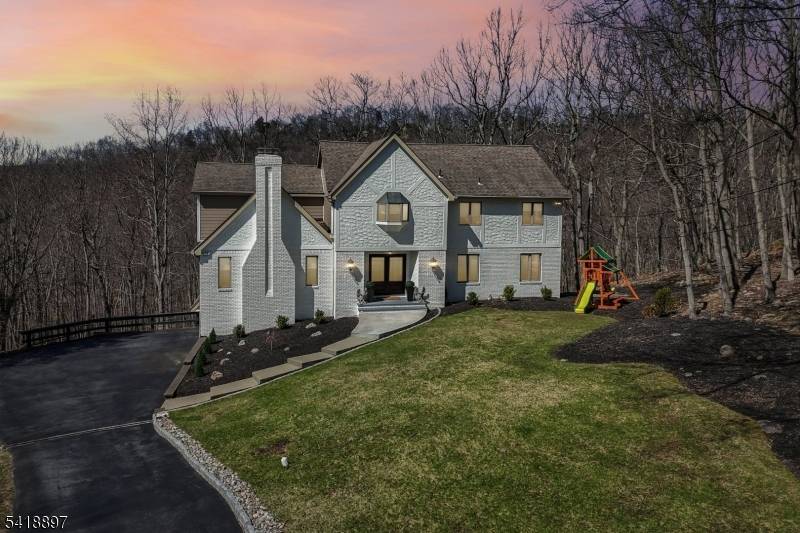 Beautiful Colonial built on 8.