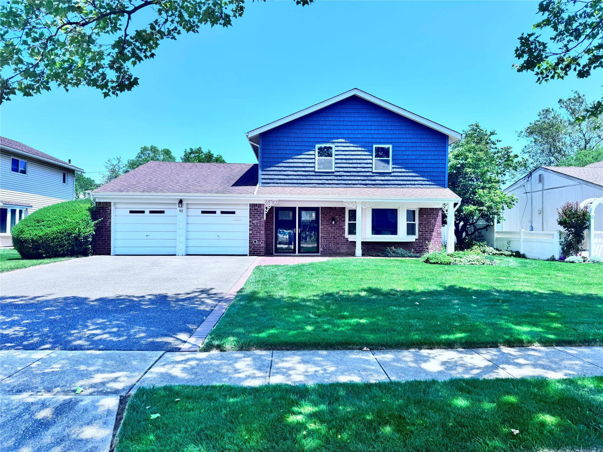 Located in the Prestigious Herricks School District Beautifully Renovated Splanch Home in Manhasset Hills Welcome to your dream home !