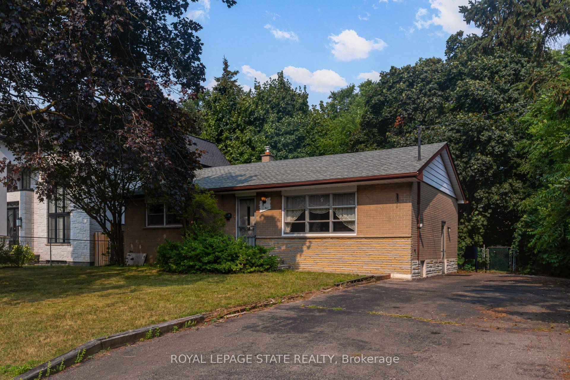 Great opportunity exists in the sought after community of West Oakville to renovate or build your dream home.