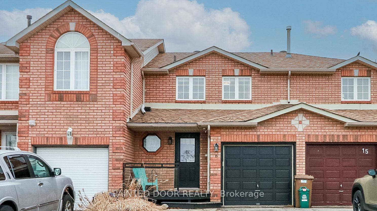 Welcome to this charming townhouse in the sought after south west area of Barrie, just minutes from top rated schools, the Holly Recreation Centre, and public transit.