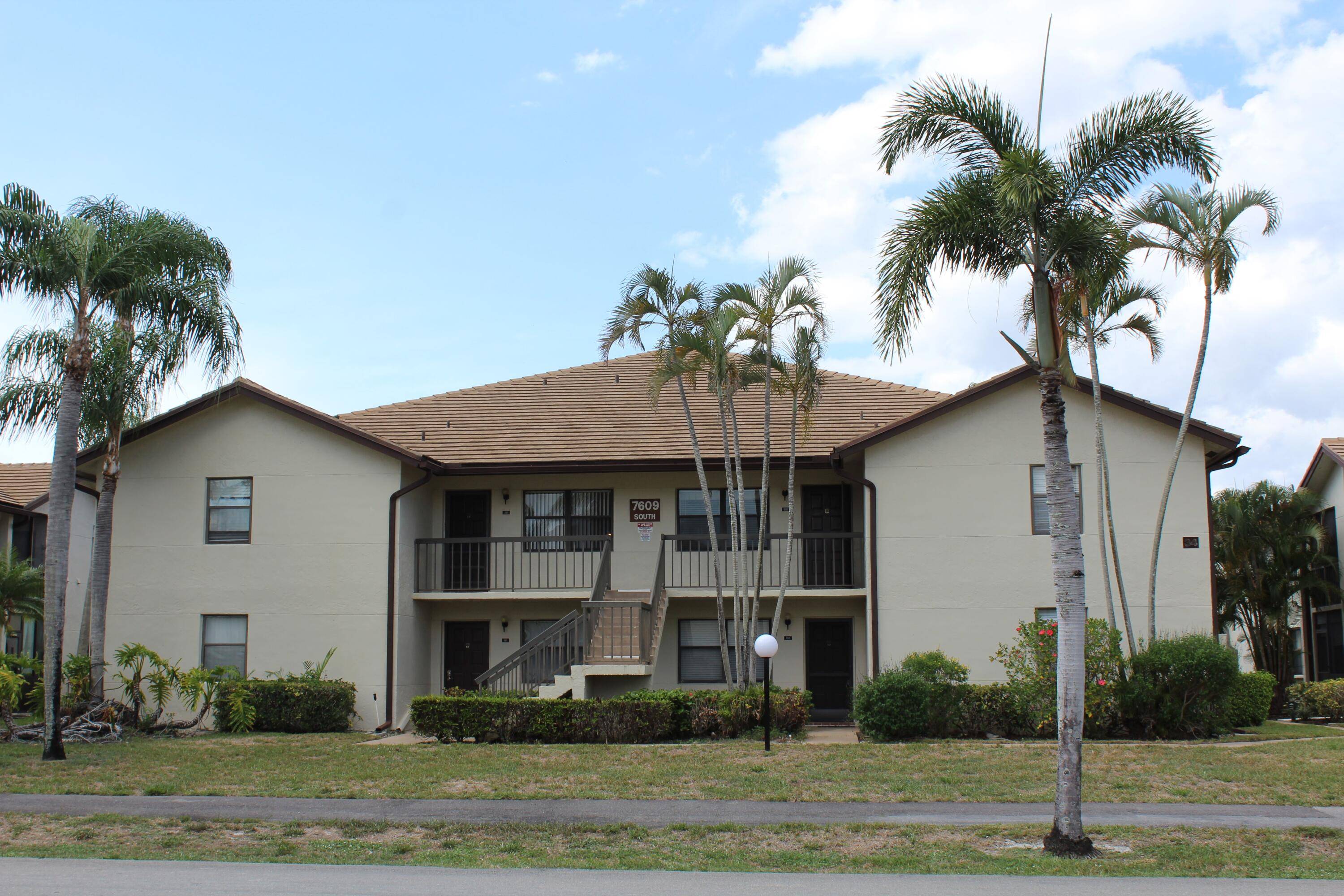 Well kept and spacious 2bed 2bath condo unit has high ceilings and a screened balcony.
