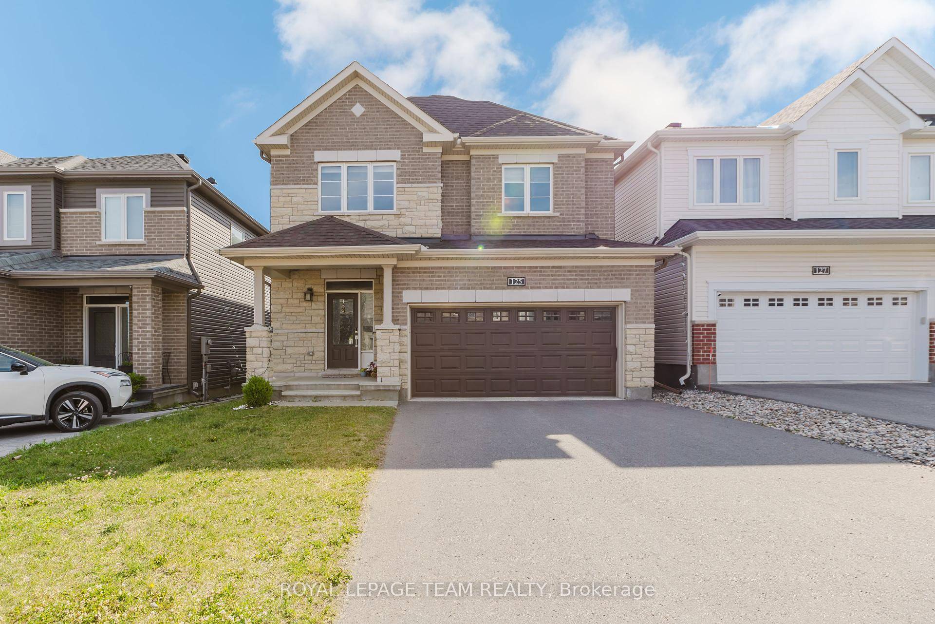 PRIME LOCATION ! This beautiful Minto's Stanley model with 9' ceiling on both the main floor features 4 bedrooms, 3 bathrooms located in the highly sought after Quinn's Pointe neighbourhood.