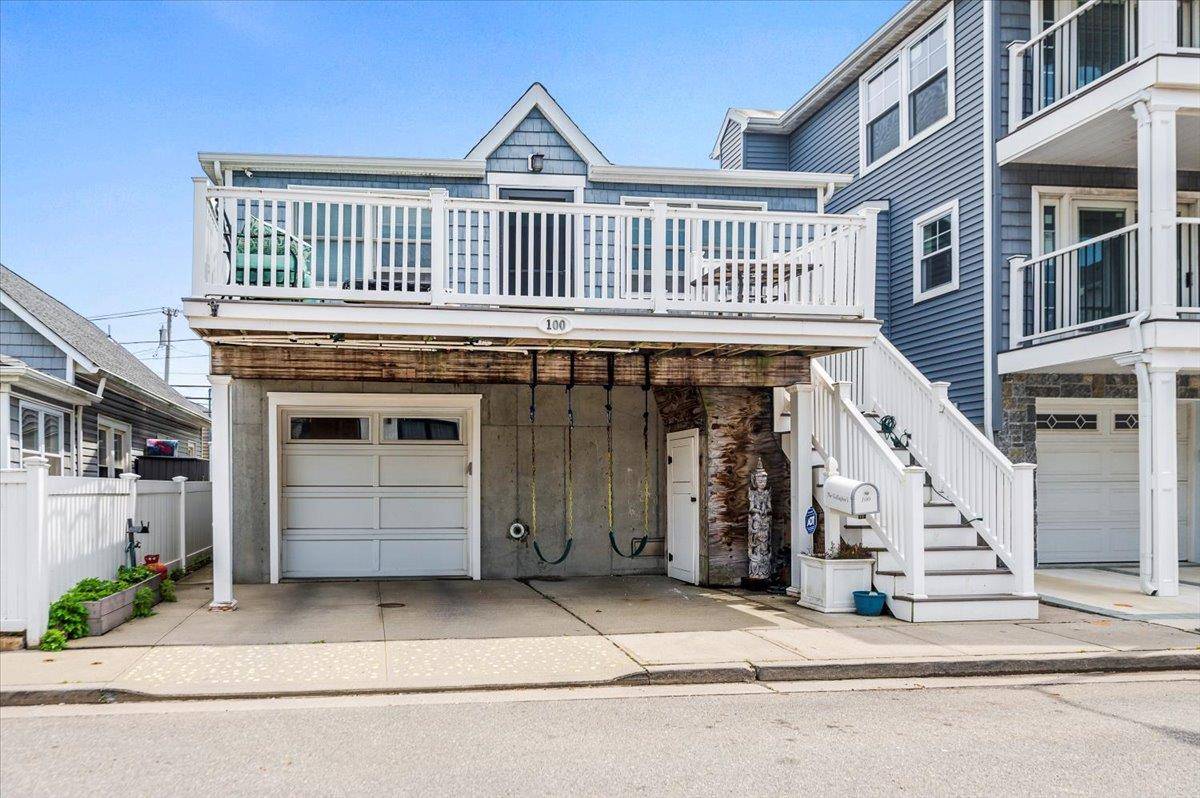 Located in Long Beach s vibrant West End, just moments from the beach and offering water views, this stylish home blends coastal charm with modern design.