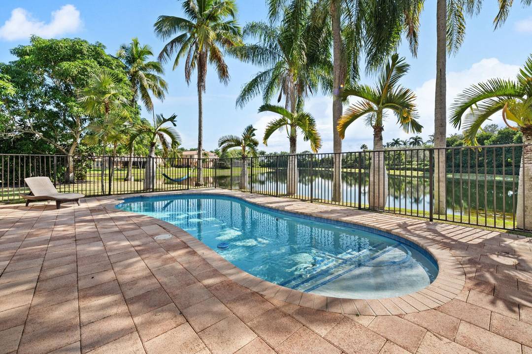 Welcome to this charming waterfront retreat !