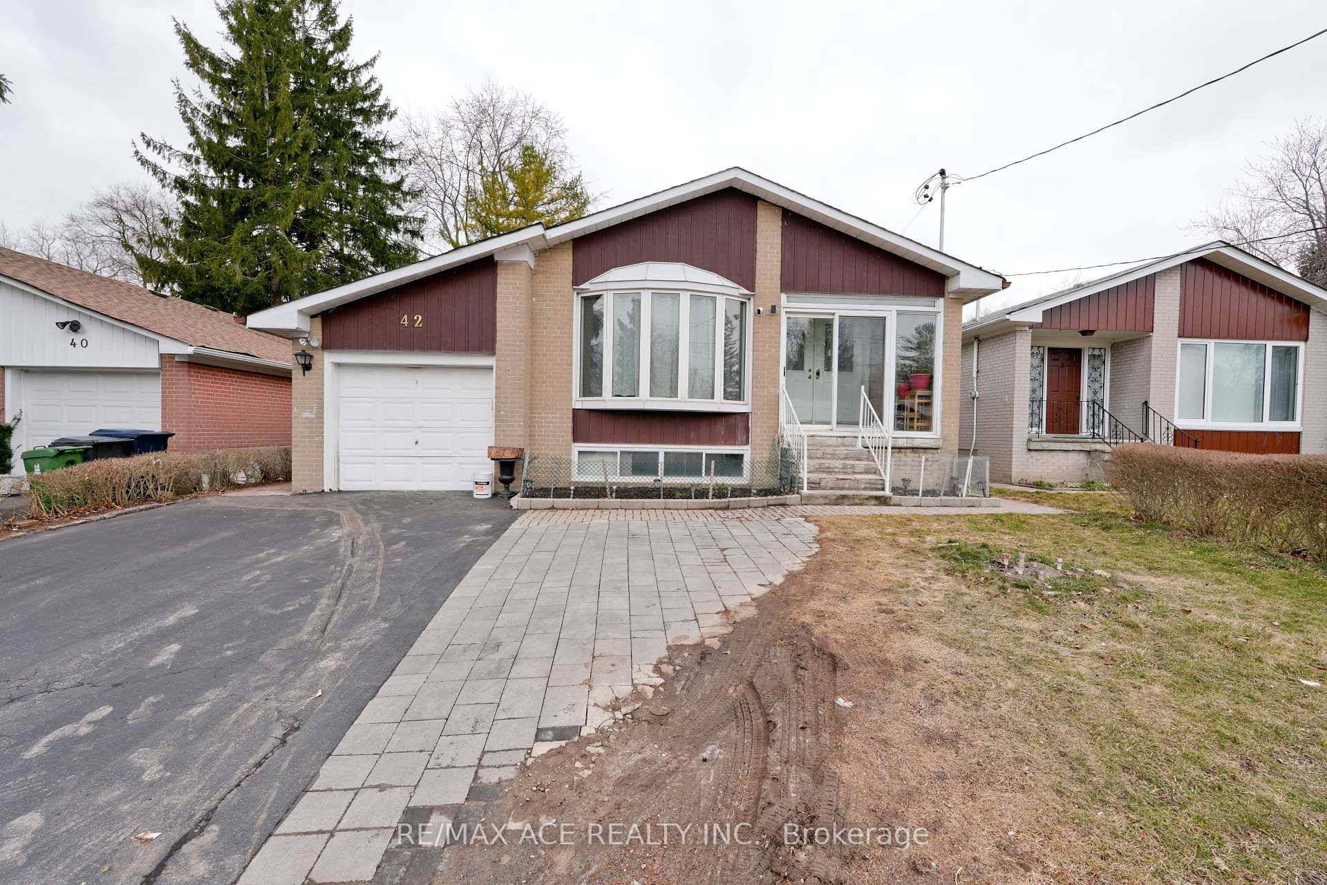Charming Bungalow In A Lovely Pocket Of West Hill Pocket Across From Beech grove Park.