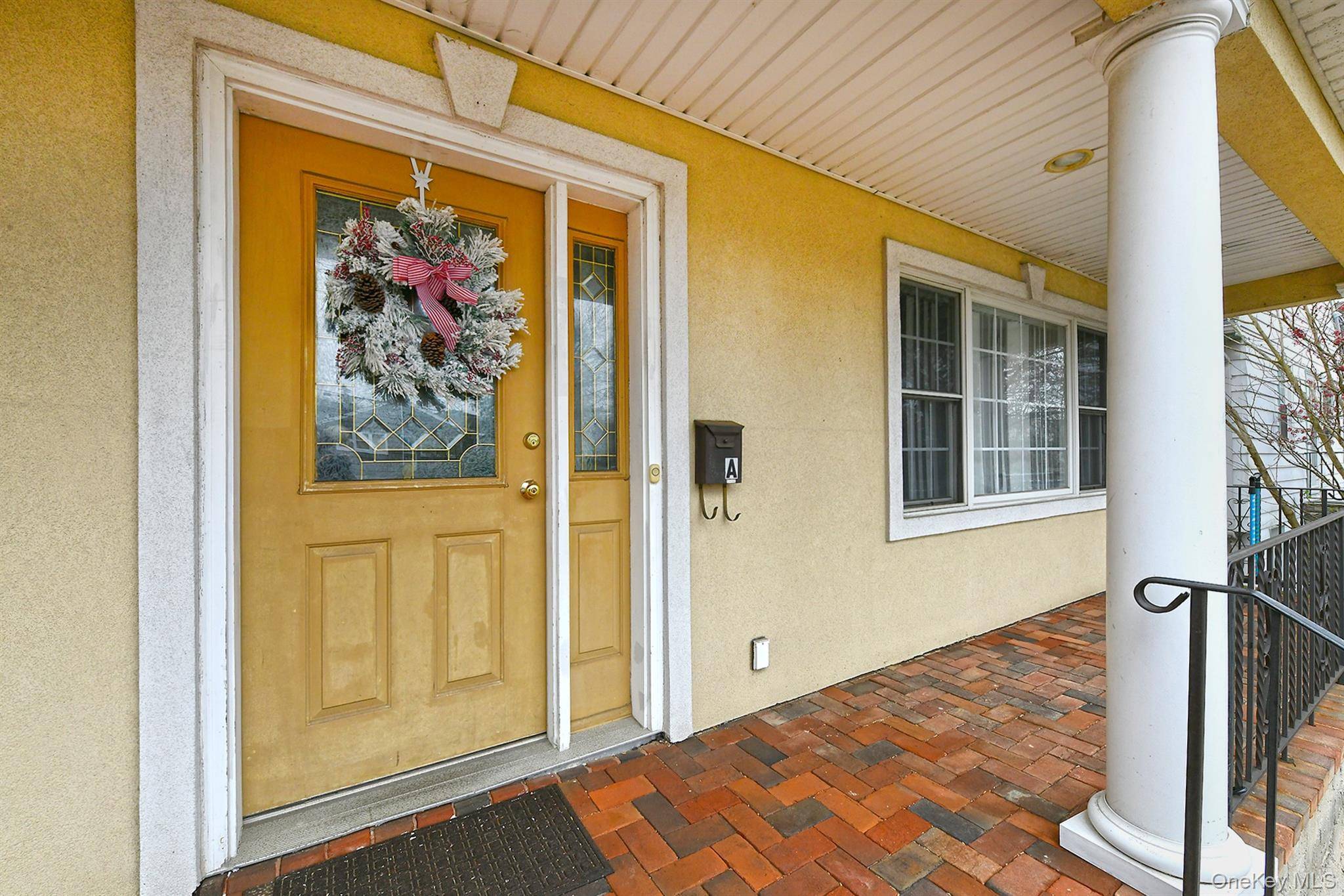 Spacious Well Maintained 3 bedroom Duplex offers open floor plan, 1, 518 square feet of living space including a very large living room, dining room adjacent to the Eat In ...